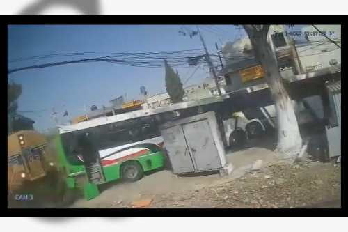 Video: Tren se lleva a autobús en Cuautitlán; hay dos lesionados